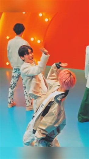 めめを追いながら、他のメンバー覗いてみた👀✨メンバー同士の絡みって最高🫶🏻💞#snowman #オレンジkiss #スノ担と繋がりたい #めめ推し