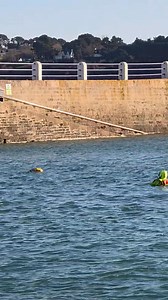 ♍️ Locquirec à l'instant ! Le bain du réveillon à 14h30 au Port de Locquirec le 31 décembre 2025. Une magnifique journée ensoleillée il fait 9 degrés dans la #baiedemorlaix Bravo à Vous Toutes et Tous ! 👏 #locquirec #morlaixmaville #finistere #breizh #bretagne #toutcommenceenfinistere #officedetourismedelocquirec | Megane Laguna