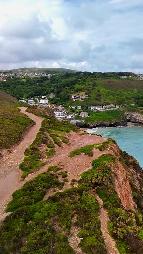 Walk of the Week - Trevaunace Cove Up on the cliffs above Trevaunance Cove, the views stretch for miles. A perfect place for the dog to explore, with a couple of sections where the lead was needed. Just around the corner from Trevaunance is her quieter sister cove, Trevellas Cove. Heading west and you’ll reach Wheal Coates and Porthtowan. Wander east and you’ll arrive at the sweeping sands of Perranporth. Coastal walks don’t get much better than this ☺️ This weekend we are presenting a stay in o