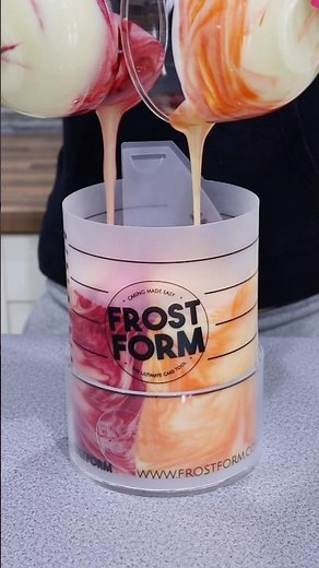 Making two-toned cakes is so easy with Frost Form!! Get all our recipes on www.frostform.com 🩷