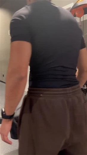 Taha | Coaching on Instagram: "Le kelso shrug, très bon exercice trapèzes ! Avec ou sans machine, la mise en place est simple. - On tire avec les omoplates - On contrôle la charge En début de séance pour activer, ou en finition dans ta séance. Vous l’avez déjà fait ? Début de séance ou en fin de séance ? #gym #musculation #ﬁtness #gymtips #dos"