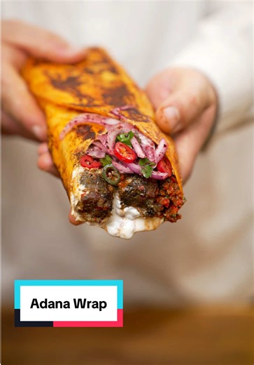 Anzeige I Adana Köfte Wrap aus dem Ofen 🔥🇹🇷🌯 Heute gibt’s eine meiner gefährlichsten Köfte-Varianten. Saftige Adana aus dem Backofen, kombiniert mit frischer Ezme, Zwiebelsalat und cremigem Knoblauchjoghurt. Natürlich mit GAZİ stichfestem Joghurt für die perfekte Konsistenz und GAZİ Butter für die Tomatenbutter zum Rösten. Wenn Adana auf Wrap trifft… wird jede Diät beendet. Hahahaha. Zutaten für die Adana-Masse: • 800 g Hackfleisch (Rind oder Lamm) • 1 Zwiebel (sehr fein gewürfelt) • 1 Spitz