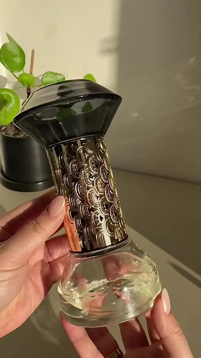 Experience the Soothing Scent of Diptyque Baies Hourglass Diffuser