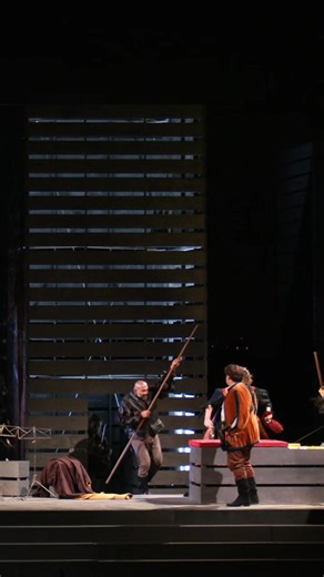 ✨ La 71ª edizione del Festival Puccini si chiude sabato 6 settembre con Manon Lescaut! 🎭 Sul palcoscenico del Gran Teatro all’Aperto, incorniciato dai maestosi volti blu di Igor Mitoraj @igor_mitoraj_atelier, prende forma la storia di Manon: un destino segnato dal desiderio e dalla passione, che conduce i protagonisti dall’ebbrezza dell’amore alla rovina. La regia di Daniele de Plano sul celebre allestimento firmato da Mitoraj e ripreso da Luca Pizzi e Cristina Da Rold, restituisce al pubblico 