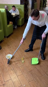 Un amable camarero hace todo lo posible por atender a un anciano | Fabiosa Español