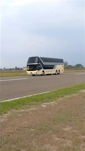 Get to know the cruise control system on the Neoplan Skyliner 🚌 #bus #neoplan #fyp #man #travel