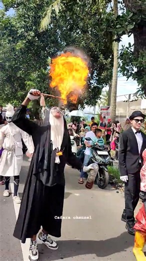 atraksi sembur api #karnavalbudaya #kirabbudaya #karnavalunik #karnavalumum #halloween #atraksiapi