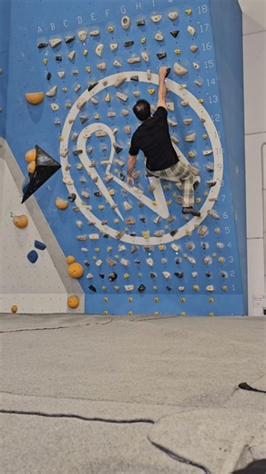 Social Distancing (6B+/V4) -25° - Moonboard 2019 Benchmark