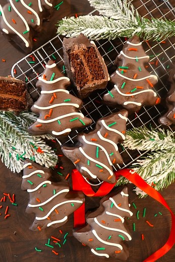Copycat Chocolate Little Debbie Tree scales! 🤎 A long awaited recipe request! Find the full recipe on my website! 🤎 https://thesqueakymixer.com/copycat-chocolate-little-debbie-tree-cakes/ | The Squeaky Mixer