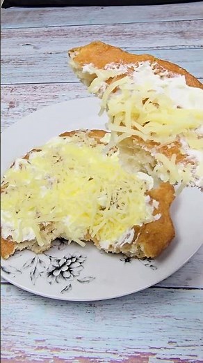 The BEST Street Food in the World? 🇭🇺 Hungarian Lángos!