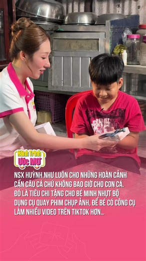 Huỳnh Như tặng quà bé Minh Nhựt