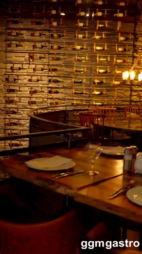 Where to go in BERLIN? Entdeckt den Beef Grill Club in Berlin! 🥩🔥 Im Steakhaus direkt am Leipziger Platz 12 könnt ihr perfekt gegrillte Steaks und eine rustikale Atmosphäre auf mehreren Ebenen genießen. Dazu gibt es köstliche Desserts und die Möglichkeit, Vorspeisen direkt am Tisch zubereiten zu lassen – ein kulinarisches Erlebnis für alle Sinne! 😍 Freut euch auf weitere Einblicke in die Gastronomie, die auf die Qualität von GGM Gastro vertraut! Wie mögt ihr euer Steak am Liebsten? Schreibt e