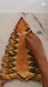 O Christmas tree 🎵O Christmas tree 🎵 How much we want to eat you 🎵 Get the recipe for Christmas Tree Pesto Breadsticks: https://foodtv.com/3EIbQIu 🎄 | Food Network