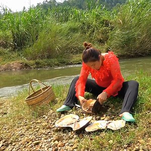 309K views · 4.5K reactions | There are pearls and treasures in the water, and the beautiful woman is very happy | Pabryg Beauties | Facebook