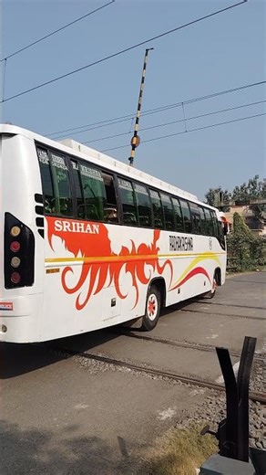🚍tourist bus skip level crossing🚇 #sorts #railwayline #levelcrossings.