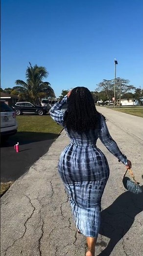 londadagreat voluptuous ebony walking