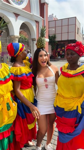 Cami Thielen on Instagram: "Que emocioon este viajeee🇨🇴😍 Si viajas desde Valencia o cualquier parte de Venezuela hasta Maiquetía, sabes que el traslado a veces es un dolor de cabeza. 😩 Por eso mis aliados siempre son @kargergroup 🤩🚗 Me recogieron en mi casa en Valencia, con puntualidad, un vehículo comodísimo y choferes super responsables. Asi pudimos relajarnos y enfocarnos en la emoción del viaje.⭐️✈️"