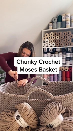 Crochet a Moses basket @iraknithome shows in this video is stunning 🤍! Chunky Giant projects are the ones I love. I fell in love with the Bobbiny Jumbo Cord a couple of years ago and decided to import this type of yarn to the US market. I can’t stop loving it and I will be recommend it to everyone chunky craft lover 😍 Would like to try this cord? We offer Samples in our Etsy shop(link in bio). Please, leave a ♥️ in the comment if you like it:) Thank you! Have a wonderful weekend! Justyna All Y