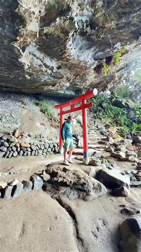 【宮崎県日南市・波切神社でアザーンを唱えるイスラム教徒】鵜戸神宮の本殿がある洞窟は、神武天皇の父・ウガヤフキアエズが産まれた伝承地です。その本殿の最奥に鎮座する波切神社でアザーン（礼拝の呼びかけ）を大声で響かせ「アッラーフ・アクバル」と叫ぶ行為は、明確な冒涜であり到底許されるものではない。逆に、モスクの中で神道の祝詞や仏教の念仏を大声で唱えたらどうなるか。こうした迷惑行為は絶対にやめてもらいたい。