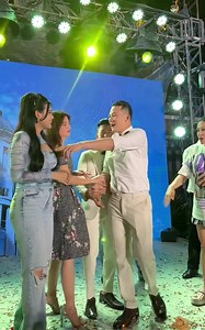 1.3M views · 34K reactions | Game bịt mắt tìm chú rể ko làm khó được Thanh Đoàn gòyyyy.!! Sao hay vậy ta.??? 朗 #LyNaTrang #HaTriQuang #ThanhDoanshop #HoBichTram #QuocTruong #QuocHuy #mcThanhBach #KhaLy #ThanhKhon #HuuLoc #ThanhTa | Ly Na Trang | Facebook