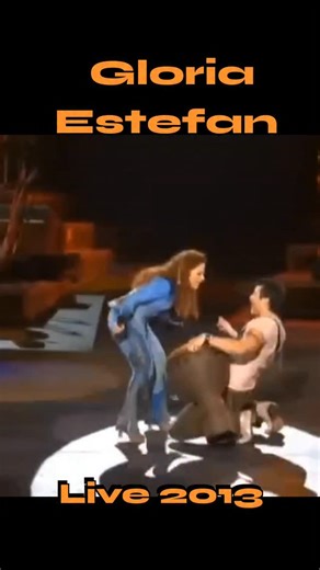 Simone Linhares on Instagram: "A música "Conga", lançada em setembro de 1985 pela banda Miami Sound Machine, é considerada o marco inicial do sucesso global de Gloria Estefan e um pilar fundamental para a música latina no mercado pop internacional. A Origem e Inspiração Composição: A canção foi escrita pelo baterista da banda, Enrique Garcia. Momento de Criação: A ideia surgiu após uma apresentação na Holanda. Durante o show, a banda tocou medleys de congas tradicionais cubanas que deixaram o pú