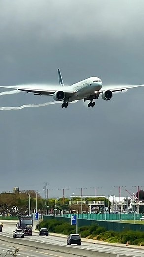 CATHAY PACIFIC BOEING 777-300ER LANDING AT LOS ANGELES INT AIRPORT #fyp #la #losangeles #laxairport #planespotting #planespotter #planespotters #aviation #pilot #flightattendant #cabincrew #cathaypacific #boeing #boeinglovers #boeing777 @captainnvd