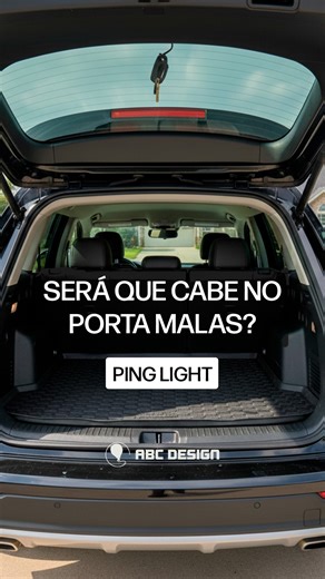 Porta-malas pequeno? Sem crise. O teste de hoje foi real oficial: carrinho no porta-malas de um Mobi. E o resultado mostra exatamente o que as famílias procuram na rotina: praticidade, leveza e soluções que realmente cabem no dia a dia. O Ping Light faz parte da categoria de ultracompactos pensados para acompanhar a mobilidade urbana, viagens e todos os trajetos sem complicação. Fecha fácil, ocupa pouco espaço e ainda deixa sobra no porta-malas. Simples assim. Porque quando o carrinho acompanha 