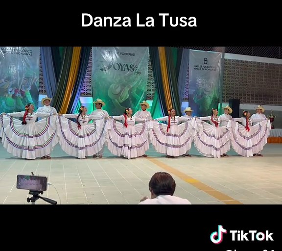 Danza La Tusa: Celebrando la Folklore Hondureño