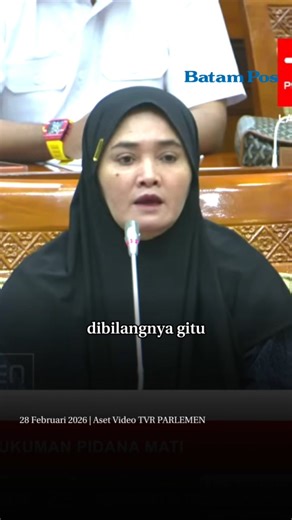 Nirwana, ibu dari Fandi Ramadhan yang divonis hukuman mati dalam kasus penyelundupan narkotika, menyampaikan kronologi versi anaknya dalam Rapat Dengar Pendapat Umum (RDPU) bersama Komisi III DPR RI, Kamis (26/2). Dalam keterangannya, Nirwana menyebut bahwa berdasarkan cerita Fandi, kapten kapal sempat mengatakan barang yang berada di ruang palka merupakan uang dan emas. Fandi, menurutnya, juga telah mempertanyakan alasan penyimpanan barang tersebut di bagian palka kapal. Selain itu, Fandi diseb