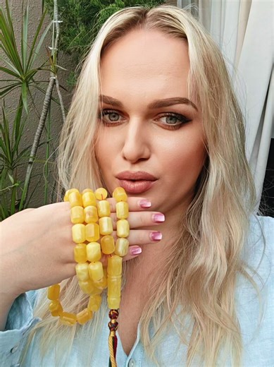 📿Large Baltic Amber Statement Misbah | 51 Barrel Beads Butterscotch Color with Royal White Patterns 📿 🔵 Origin: Poland 🔵 Only 1 available 🔵 Beads size: 16.5 x 11.5 mm 🔵 Weight: 88.1 g 🔵 Handmade Tassel 🔵 Bold Design Fast Delivery Across the Persian Gulf! We deliver from Singapore to: 🇸🇦 Saudi Arabia 🇴🇲 Oman 🇰🇼 Kuwait 🇶🇦 Qatar 🇧🇭 Bahrain 🇦🇪 United Arab Emirates (1-3 working days delivery) Visit Our Online Store: https://shop.amberbalticjewellery.com/ #AmberRosary #AmberMisbah 