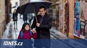 PRVNÍ DOJMY: Vkusný adventní kýč. Vetchého právník líčí Pohádky pro Emu - iDNES.cz