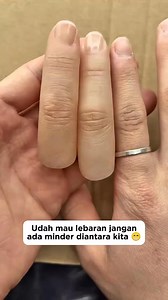 6.9K views · 49 reactions | Setelah skincare, uang, emas minyak dll kini muncul jari jari palsu來 Bayangin pas hbis salaman jarixa Keikut orang lain atau pas ambil kacang bawang ketinggalan di toplesnya gimanaaa 藍 #ada_ada_saja | Fahita | Facebook