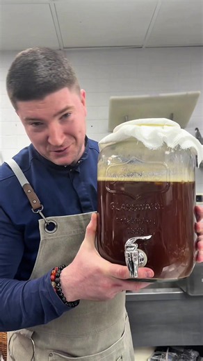 🍺 КВАС ОТ ШЕФ-ПОВАРА 🍺 ✅Сухари ржаного хлеба 750 ✅Вода 7 л ✅Сахар 300 Гр ✅Дрожжи сухие (активировать) 4 гр ✅Изюм 100 гр ✅По желанию после брожения - Мёд #foodtok #еда #chef #food #квас