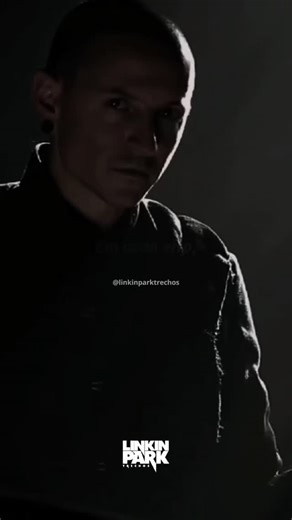 LINKIN PARK TRECHOS on Instagram: "Em "Blackbirds", do Linkin Park, a imagem dos "blackbirds" (pássaros negros) funciona como um símbolo marcante de culpa e arrependimento. Esses pássaros representam os erros do passado que perseguem o protagonista de forma constante e quase física. O verso “With blackbirds following me, I'm digging out my grave” (“Com pássaros negros me seguindo, estou cavando minha cova”) ilustra como o personagem se sente preso em um ciclo de autossabotagem, onde cada tentati
