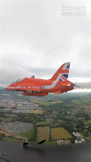 Glastonbury from above! Over the festival this evening, as Pulp performed Common People. #RedArrows | #glastonbury | #glastonbury2025 | #pulp | RAF Red Arrows