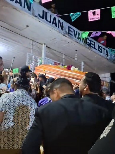 🕯️ El último adiós a Carlos Manzo 🌹 Entre lágrimas, oraciones y el sonido del mariachi, el pueblo de Uruapan, Michoacán, despidió a su presidente Carlos Alberto Manzo Rodríguez en el panteón municipal. Familiares, amigos y ciudadanos que lo apreciaban acompañaron su despedida, mientras las melodías del mariachi llenaban el aire con dolor y amor. Cada nota fue un homenaje a su entrega, a su lucha y a su cariño por su gente. Uruapan lloró a su líder, pero su legado quedará vivo en el corazón de 