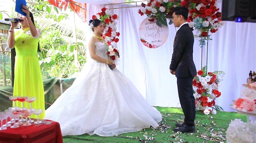 Ai yêu nhiều hơn thì cúi thấp hơn trong đám cưới