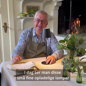 256 reactions · 10 comments |  BLACK WEEK: Spar 50% på restaurantlamper!  Når jeg dækker bord, er mine restaurant-lamper ofte en del af dekorationen. ✨ Jeg bruger dem også rundtomkring i hjemmet, hvor det indirekte lys skaber hygge. Lamperne har ikke nogen ledning og er derfor nemme at flytte rundt.  Og de lades nemt op ved hjælp af et USB-stik – ligesom en mobiltelefon. | CLAUS DALBY | Facebook
