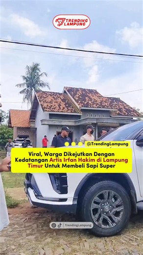 TRENDING #LAMPUNG (Official) on Instagram: "⏭️(Lampung Timur) - Suasana tenang di wilayah 32B, Lampung Timur, mendadak riuh. . . Kehadiran presenter papan atas, @irfanhakim75 , mengejutkan warga setempat. Bukan dalam rangka syuting program televisi biasa, kedatangan Irfan kali ini bertujuan untuk mencari sapi super berukuran jumbo yang memang menjadi tradisi tahunannya menjelang Idul Adha. . . Perburuan Sapi Hingga ke Pelosok, Irfan Hakim dikenal sebagai selebritas yang sangat selektif dalam mem