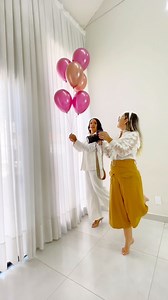 Poses de Aniversário ✨ Imagina ter acesso a um guia profissional de poses junto com nossos presets exclusivos para aprimorar suas fotos. Basta digitar ‘POSES’ para desbloquear nosso bônus especial. 👇🏻 : : : #poses #fotoscomcelular #ideiasdeposes #fotosemcasa📸 #posessentada #posenacadeira #camposrj #fotografo #fotografialifestyle #lifestylephotography #ensaiolifestyle #brunacamposfotografia #camposdosgoytacazes #estudiocleam #fotografacampos #estudiofotografico #ensaioprofissional #fotosfemini