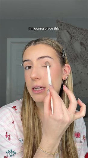 Looks by Liv | NJ/ NYC Makeup Artist💗 on Instagram: "MAKEUP VLOGMAS DAY 22!🎄🎄🎄My easy holiday eyeshadow tutorial! Also thank u guys for 5k followers on here🥲❤️ - - - - - - #njmakeupartist #explore #makeuptutorial #njmua #makeup #explorepage #vlogmas #eyeshadowtutorials"