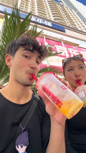 HelloTalk with the assist as usual, idk how this method isn’t patched yet!!! 🫡 Download link in my bio, it’s free and you can just join voice rooms and get chatting! Trust me it really does help with your speaking so much!!! • • • #chinese #rizz #talktoforeigner #chineserizz #hellotalkfriend