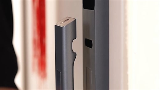 小米智能锁指纹录入超简单！长按设置键3秒进入管理模式，按“*”键选择添加指纹，将手指放置识别区直至提示音响起，即可完成录入。日常出入无需掏钥匙，尤其适合忙碌上班