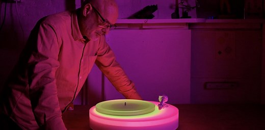 まるでアート。ブライアン・イーノ制作の妖しく光るレコードプレーヤー