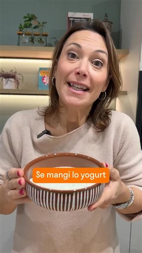 Se mangi lo yogurt, insieme ad avena e frutta secca… succede una magia. Lo yogurt apporta proteine ad alto valore biologico e fermenti lattici utili per l’equilibrio del microbiota. L’avena fornisce beta-glucani, fibre solubili che aiutano a modulare la glicemia e il colesterolo. La frutta secca aggiunge grassi buoni (mono e polinsaturi), vitamina E e minerali come magnesio e zinco, migliorando sazietà ed energia stabile. Se completi con frutta fresca di stagione, introduci polifenoli, vitamina 