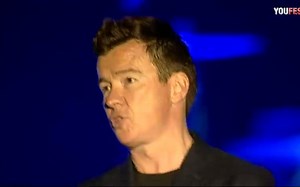 【全场惨遭rickroll】Rick Astley - Never Gonna Give You Up (Live 2012 YOUFEST)