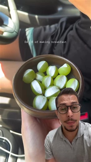 Nutri Jeff on Instagram: "Muita gente me fala: “Jeff, eu não sinto fome… mas fico com vontade de beliscar o dia inteiro, principalmente doce.” E isso não é falta de força de vontade. Quando a ansiedade sobe, o corpo procura alívio rápido. E o doce entrega isso na hora, porque estimula dopamina e dá aquela sensação momentânea de conforto. O problema? Esse alívio dura pouco. E logo vem a vontade de beliscar de novo. É por isso que estratégia importa. Quando você organiza melhor as refeições, coloc