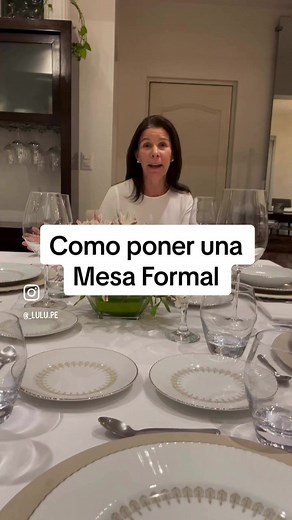Cómo poner una mesa formal con el mantel extendible