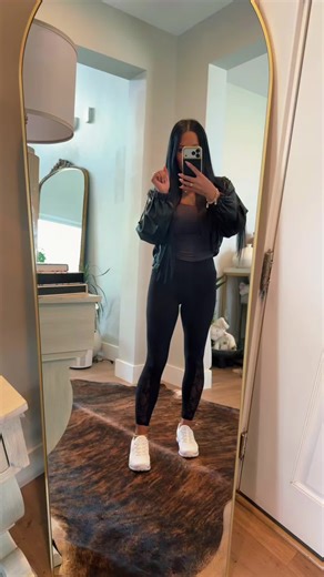 These Skechers tennis shoes sneakers with memory foam are such a comfortable everyday shoe that’s great for walking, errands, or being on your feet all day. #SkechersShoes #MemoryFoamSneakers #TennisShoes #ComfortSneakers #WalkingShoes