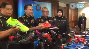 Kementerian Perdagangan Dalam Negeri dan Hal Ehwal Pengguna (KPDNHEP) Putrajaya rampas kasut pelbagai jenama bernilai RM324,180 dalam satu operasi khas yang diadakan di ibu negara semalam. [Tonton BNC di Astro 502, unifi TV 631, MYTV 121, iflix & LIVE YouTube Bernama News Channel] | Bernama TV